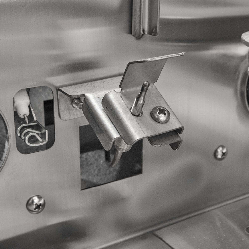 https://cdn.shopify.com/s/files/1/0226/6388/8970/files/coyote-42-cl-series-built-in-grill-c3cl42-9_0386e821-d91a-413b-8d14-750781f17f1c.jpg?v=1745867972