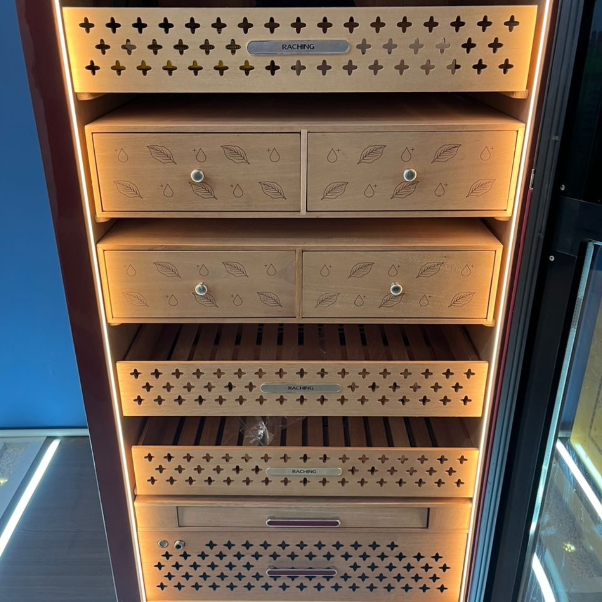 https://cdn.shopify.com/s/files/1/0685/8231/0080/files/Raching-Reserva-RR-Series-3000-Cigar-Electric-Humidors-Havana-Tan-Tray_Details-3__92404.1736385257.1280.1280.png?v=1754930163